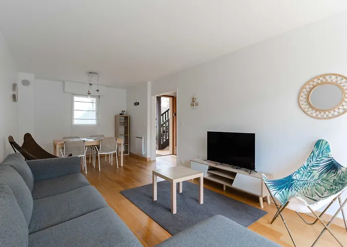 3 Bedroom With Garden And Swimming Pool Apartment *